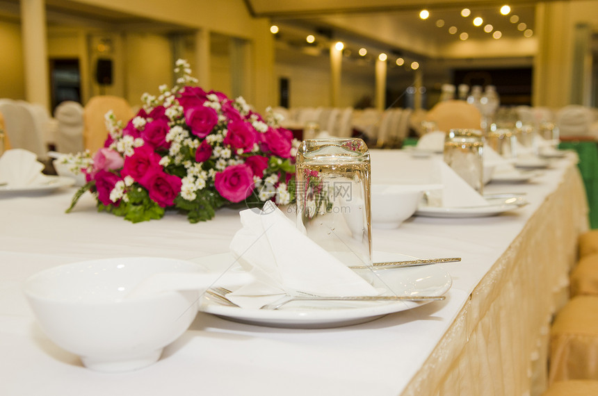 餐厅装饰的婚礼桌图片