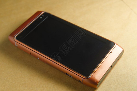 棕色背景的智能手机图片