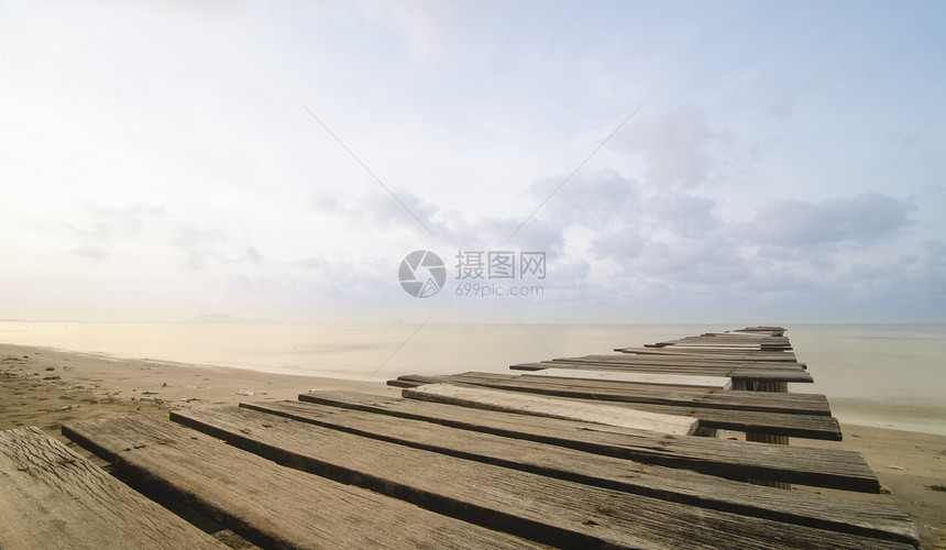 日落在海面上码头地图片