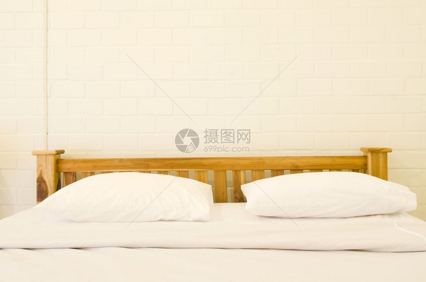 床上有两条毛巾的豪华卧室图片