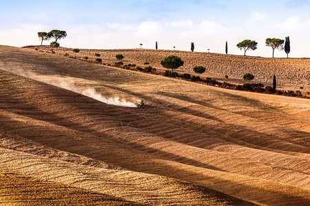 托斯卡纳田地秋天风景意大利收割季节农村拖拉机工作图片