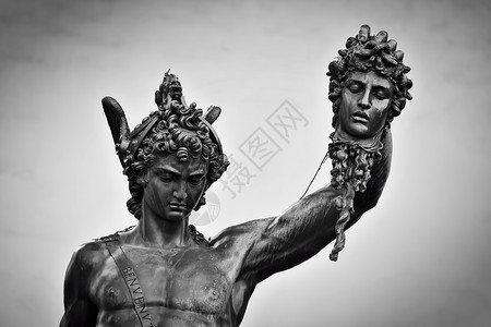 在意大利佛罗伦萨的LoggiadeiLanzi与美杜莎首领一起雕塑珀尔修斯的古代雕塑黑白顶尖Menelaus的古代雕塑支持Pat背景图片
