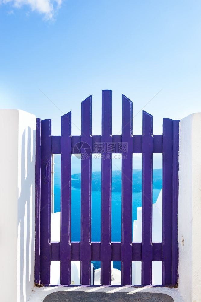 希腊圣托里尼岛奥亚的小型蓝栅门背景中的爱琴海和卡尔德拉岛蓝天旅行假期希腊圣托里尼岛奥亚的小型蓝栅门图片