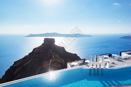 希腊圣托里尼岛爱琴海沿岸的卡尔德拉Caldera游泳池夏季天气炎热希腊圣托里尼岛背景