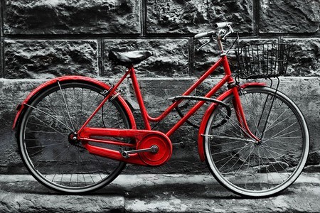 黑白墙上的红色旧自行车有迷人的自行车概念图片