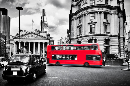 双层车英国格兰银行国伦敦皇家交易所英国著名黑色出租车红公共汽伦敦皇家交易所黑色出租车红公共汽背景