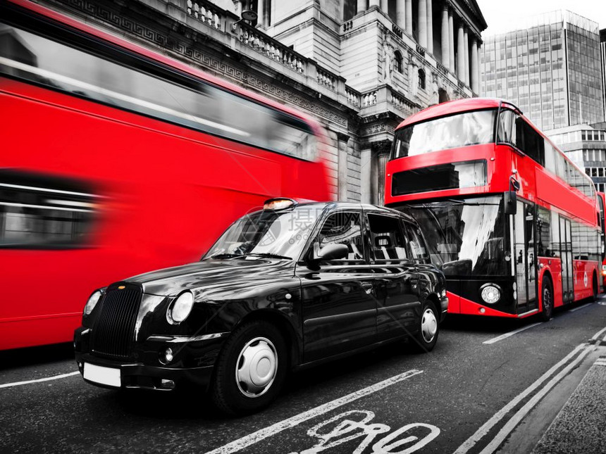 红色巴士和黑出租车在运动中黑色和白与红标志英语运输著名的双甲板人伦敦英国的符号红色巴士黑出租车和白图片