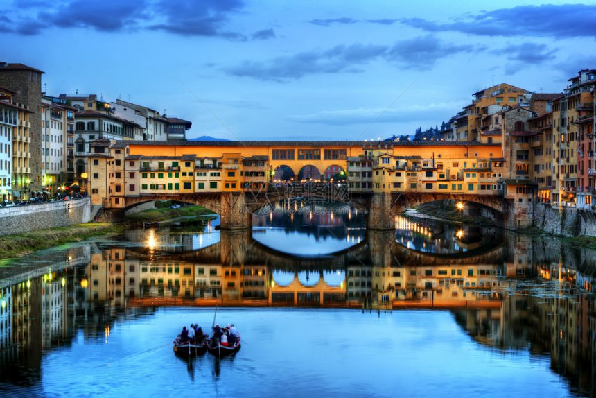 意大利佛罗伦萨的PonteVecchio桥夜晚的Arno河晚上的Tuscany晚上的PonteVecchio桥晚上的Arno河晚图片