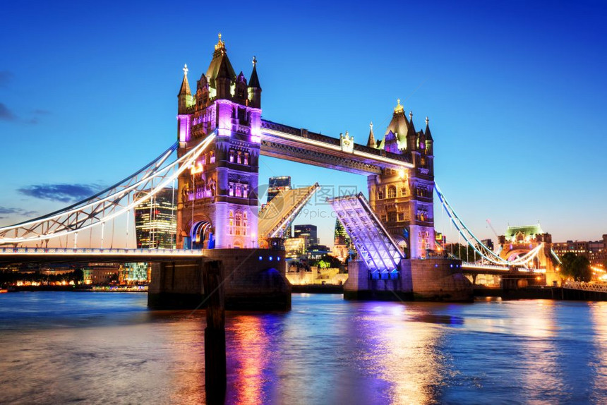 伦敦的塔桥英国日落晚夜的光Thrawbridge开业英国标志之一日落晚的夜光图片