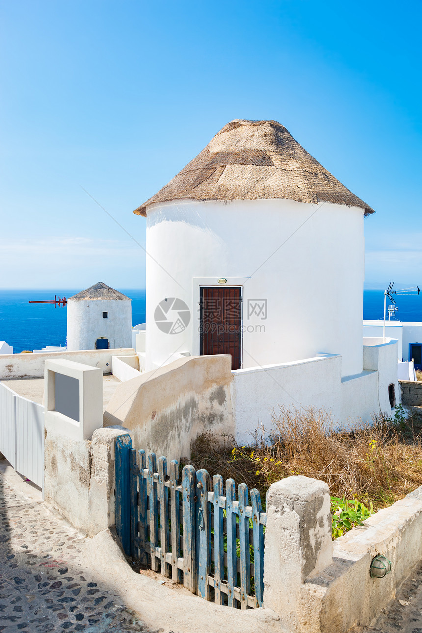 希腊圣托里尼岛奥亚镇著名的风车背景为爱琴海希腊圣托里尼岛奥亚镇著名的风车图片
