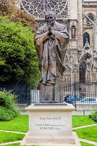 教皇约翰保罗二世在法国巴黎圣母教堂旁边祈祷雕像图片