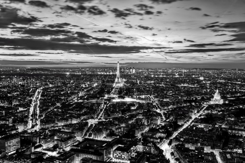 巴黎法国天际日落时全景年轻夜晚对埃菲尔铁塔的黑白观察巴黎法国浪漫的天际全景埃菲尔铁塔黑白图片