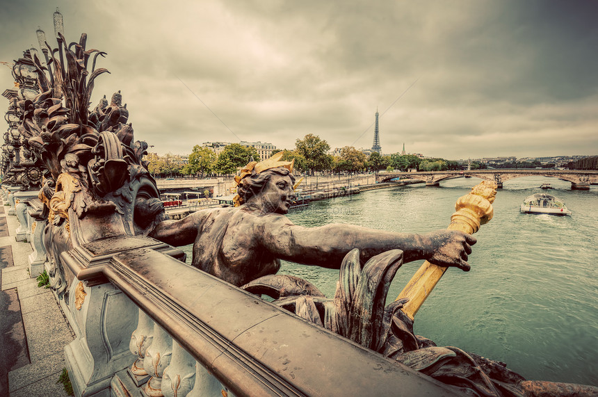 法国巴黎亚历山大三世教皇桥塞纳河和埃菲尔铁塔Vintage塞纳河和埃菲尔铁塔的雕像图片