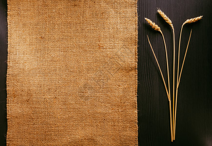 小麦耳朵和木本底布高清图片