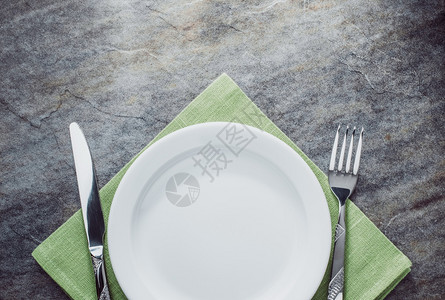 餐巾布上的刀和叉图片