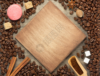 木制背景咖啡豆顶视图图片