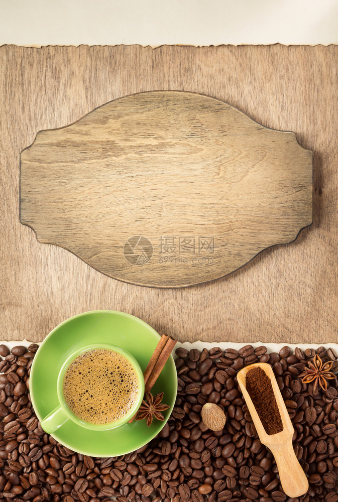 木制背景的咖啡和豆子顶视图图片