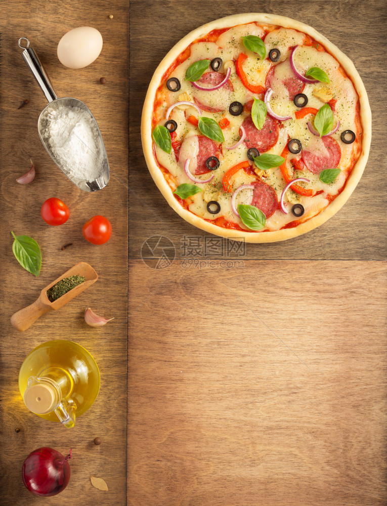 顶视图木制桌边的比萨饼和食品成分图片