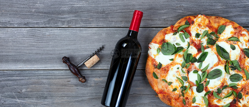 新鲜自制披萨和红酒的顶端景色图片