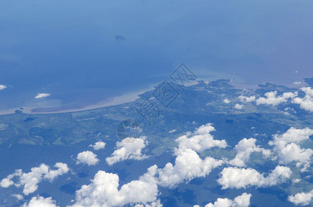 蓝色天空抽象背景图片