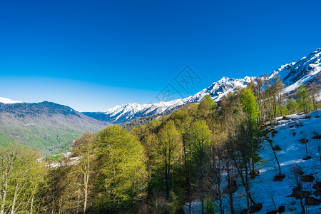 美丽的风景高加索山峰的雪覆盖着美丽风景图片