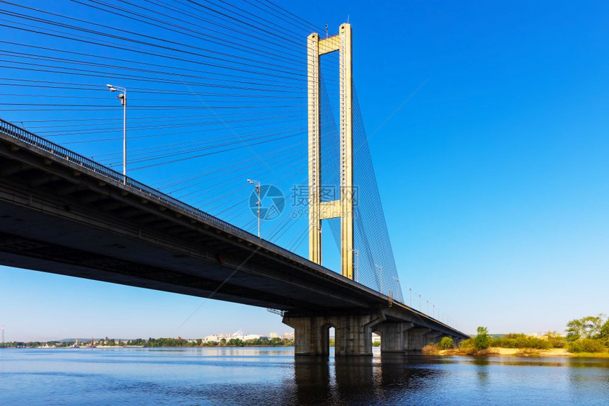乌克兰基辅Dnieper河上南部大桥夏季风景图片