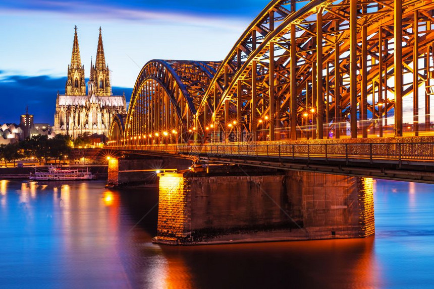 德国NRW科隆或伦老城的Hohenzollern铁路桥上莱茵河和哥特大教堂多姆山上的Hohenzollern铁路桥的景色图片