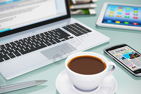 现代办公工作场所配备膝上型电脑触摸屏智能手机平板电脑和白瓷杯黑咖啡图片
