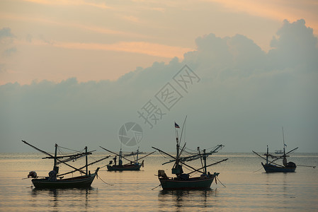 泰国沿海渔船图片