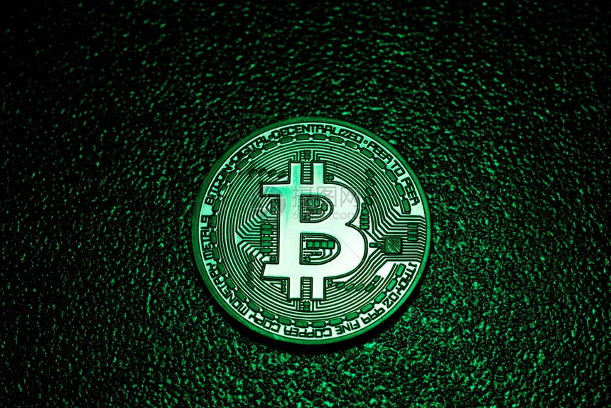 绿色照明中比特币标识的硬电子商务加密货币和码学绿色照明中比特币标识的硬图片