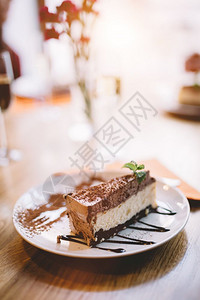 美味的芝士蛋糕在装饰的盘子上餐厅服务甜美的餐点奶酪蛋糕在装饰的盘子上图片