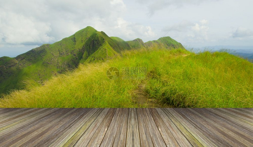 大山上美丽的夏月风景图片