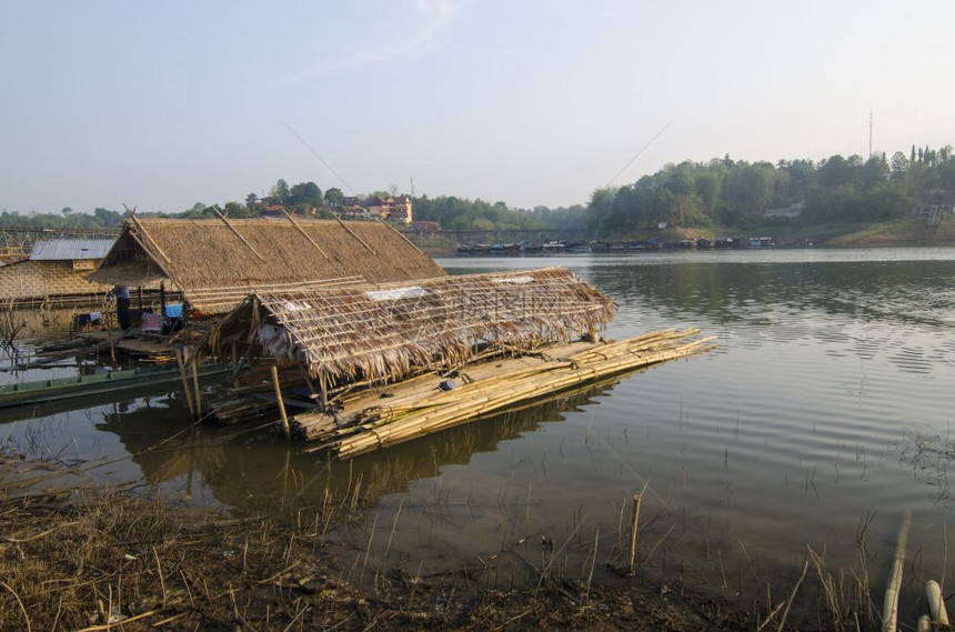泰国Kanchanaburi的Sangkhlaburi木筏屋图片