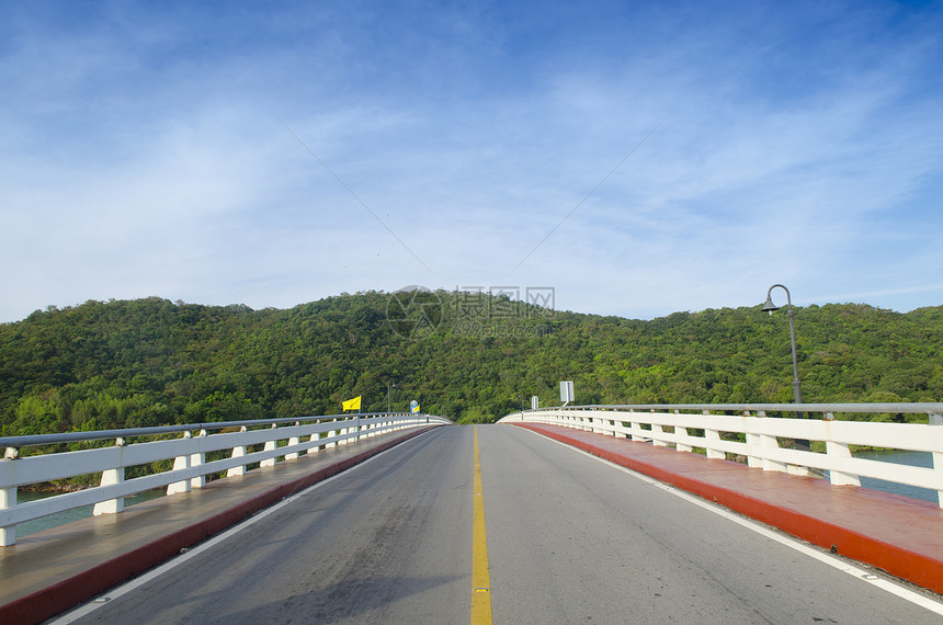 泰国蓝色天空的海上公路桥梁图片