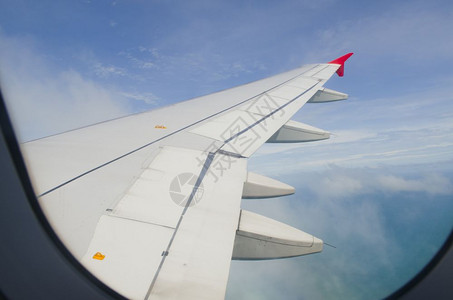 飞机窗口外能看见机翼图片