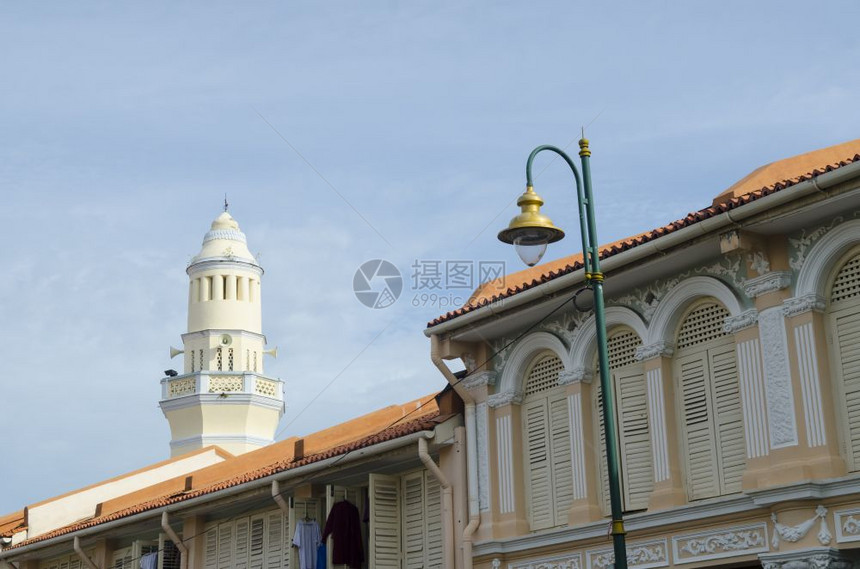 蓝色天空下建筑的城市景色在马来西亚的宾南洲图片