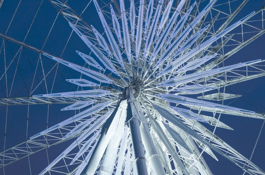游乐园的Ferris轮图片