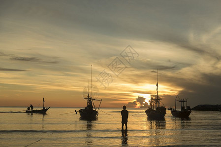 渔夫矢量与渔船的海上日落背景