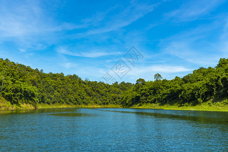 蓝天空湖图片
