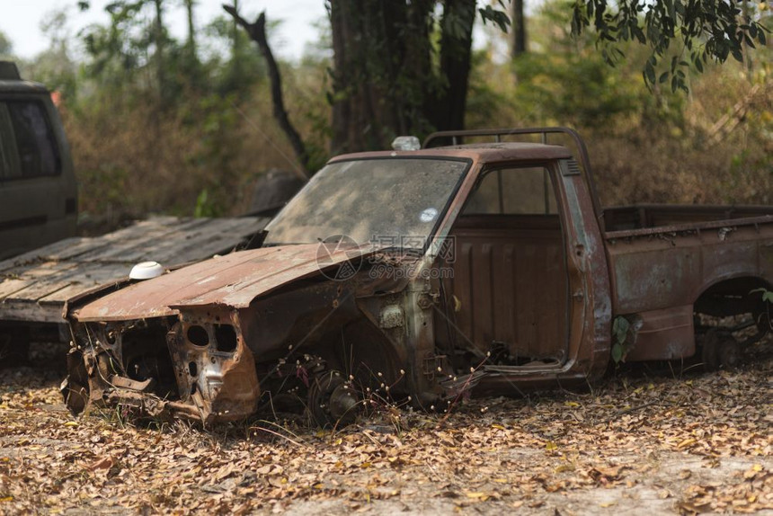 古老的汽车残骸图片
