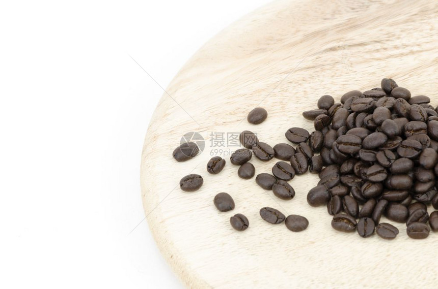 咖啡豆和厨房用白色的木头隔绝在白色上图片