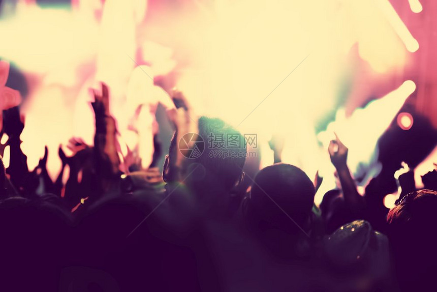 迪斯科音乐会派对在夜总会灯光下玩得开心的人图片