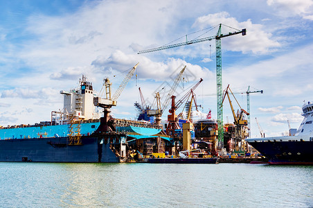 造船业造船厂正在建修理的船舶工业机械起重运输工业背景
