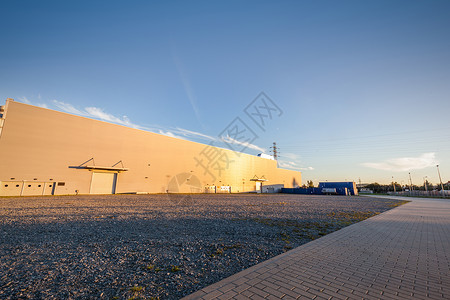 大型仓库外的停泊区空间用于放置物体城市工业主题图片