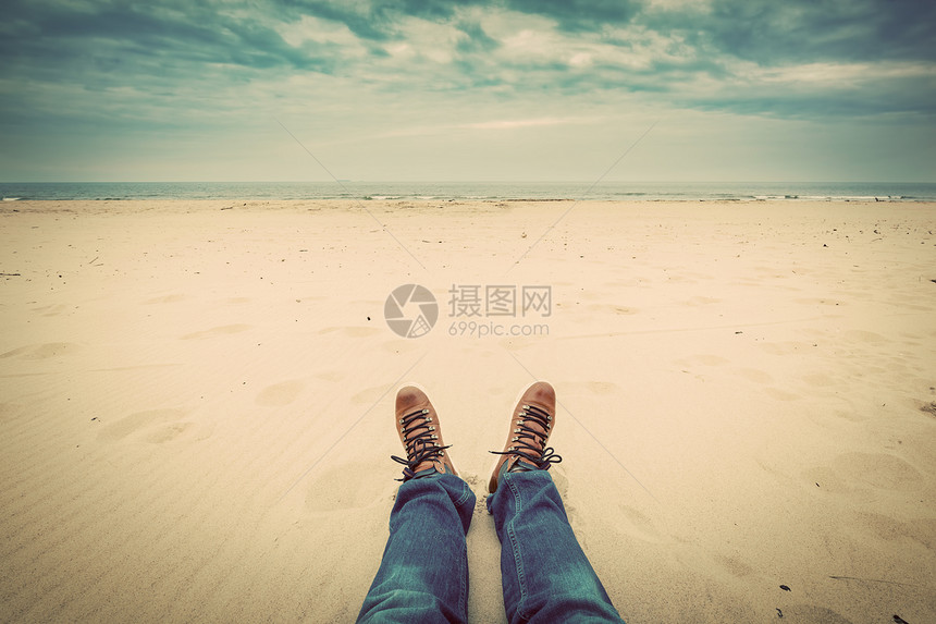 秋色海滩上穿牛仔裤的男子腿第一人视角图片