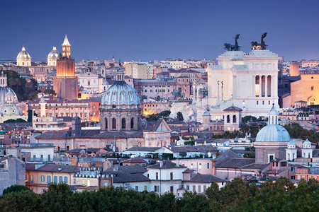 罗马天际在晚上意大利从GiuseppeGaribaldi广场右边的AltaredellaPatria纪念碑意大利罗马的超宽全景背景图片