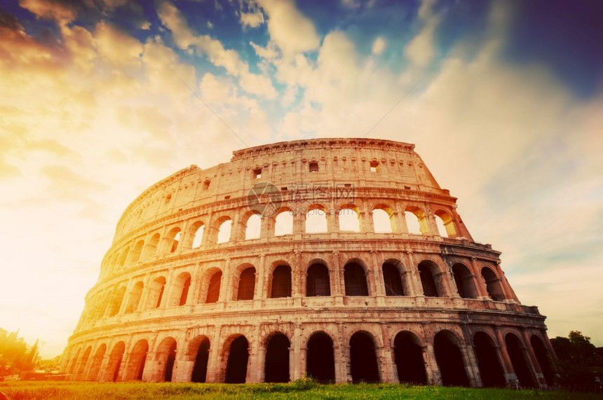 意大利罗马的巨石古城象征日光中两栖剧院意大利罗马的巨石剧院日光中的两栖剧院图片