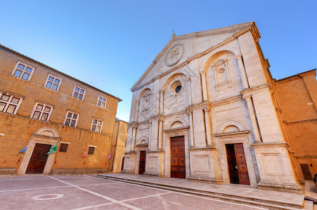 意大利托斯卡纳的旧城镇皮恩扎市中心历史大教堂蓝天晨星历史大教堂图片