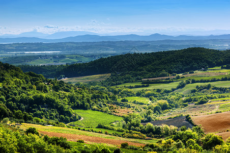 蒙特普尔齐亚诺意大利日落时的托斯卡纳风景农庄葡萄园山地背景