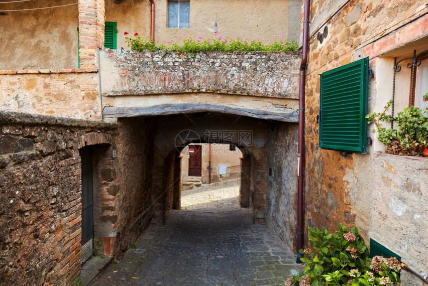 意大利罗马式狭窄街道和阳台图片